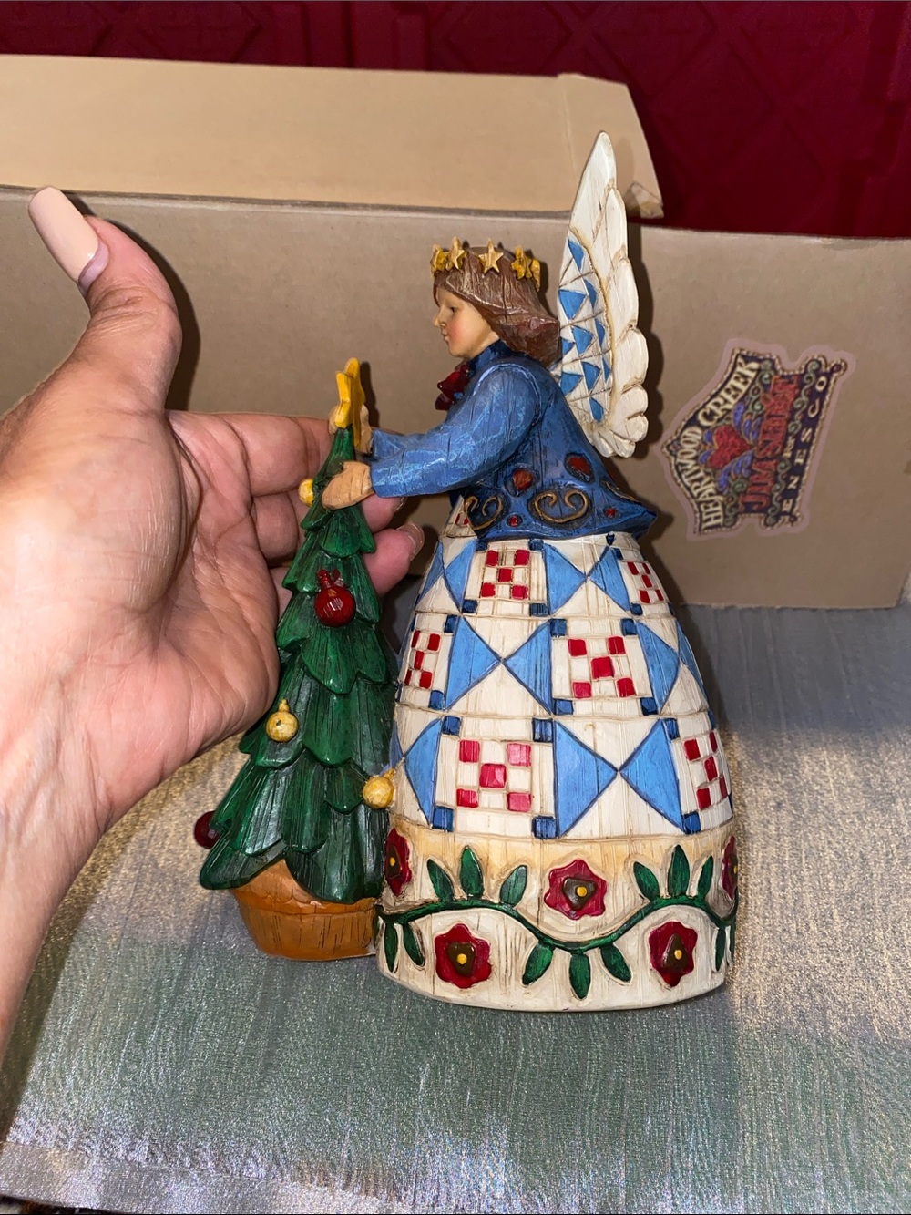 Jim Shore 2002 Heartwood Creek Holiday Angel Figurine with Green Christmas Tree - Picture 6 of 7